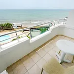 Side Beach Club